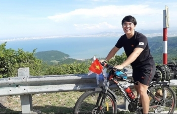 south korean student cycles across vietnam
