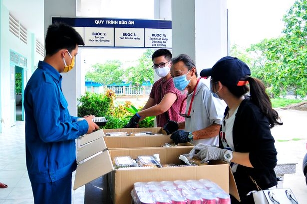 vietnamese student helps international arrivals while stuck in vietnam quarantine camp