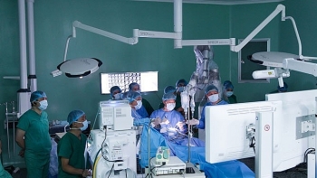 brain surgery with robots conducted in vietnam