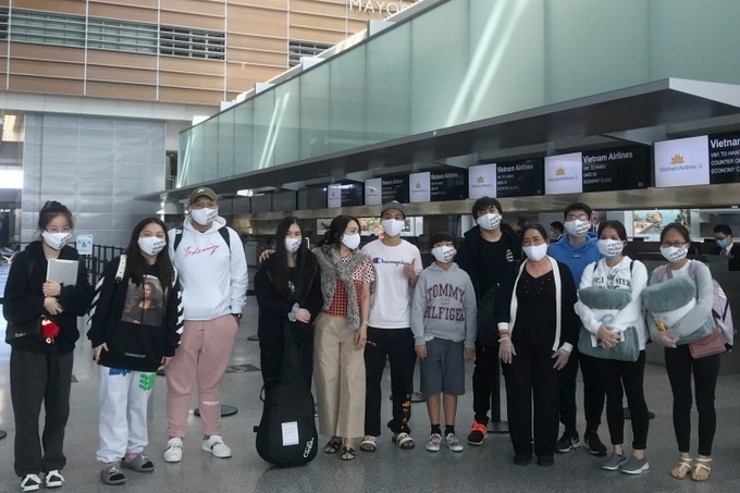 more than 340 vietnamese citizens fly home from us