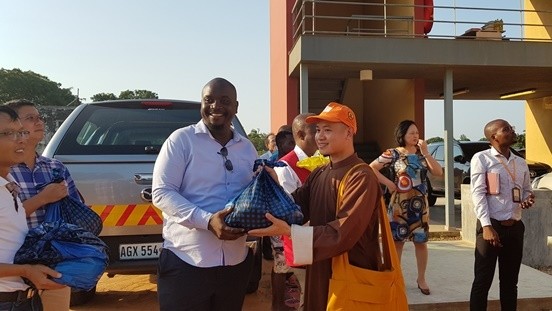 vietnamese buddhists present 100 tons of rice to mozambique storm victims