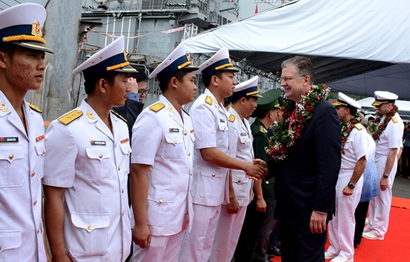 U.S. aircraft carrier strike group makes Vietnam port call