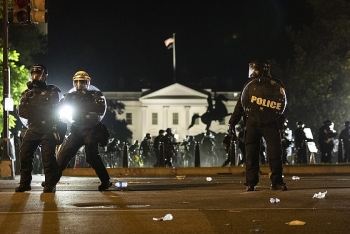 protesters outside white house update dc mayor says using tear gas