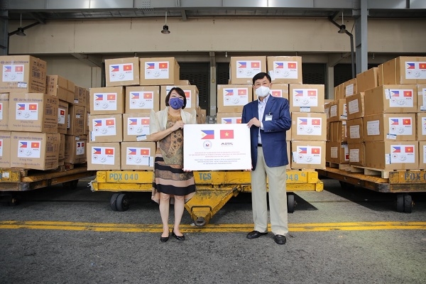 vietnamese male billionaire donates face masks ppe for filipino frontliners to combat covid 19