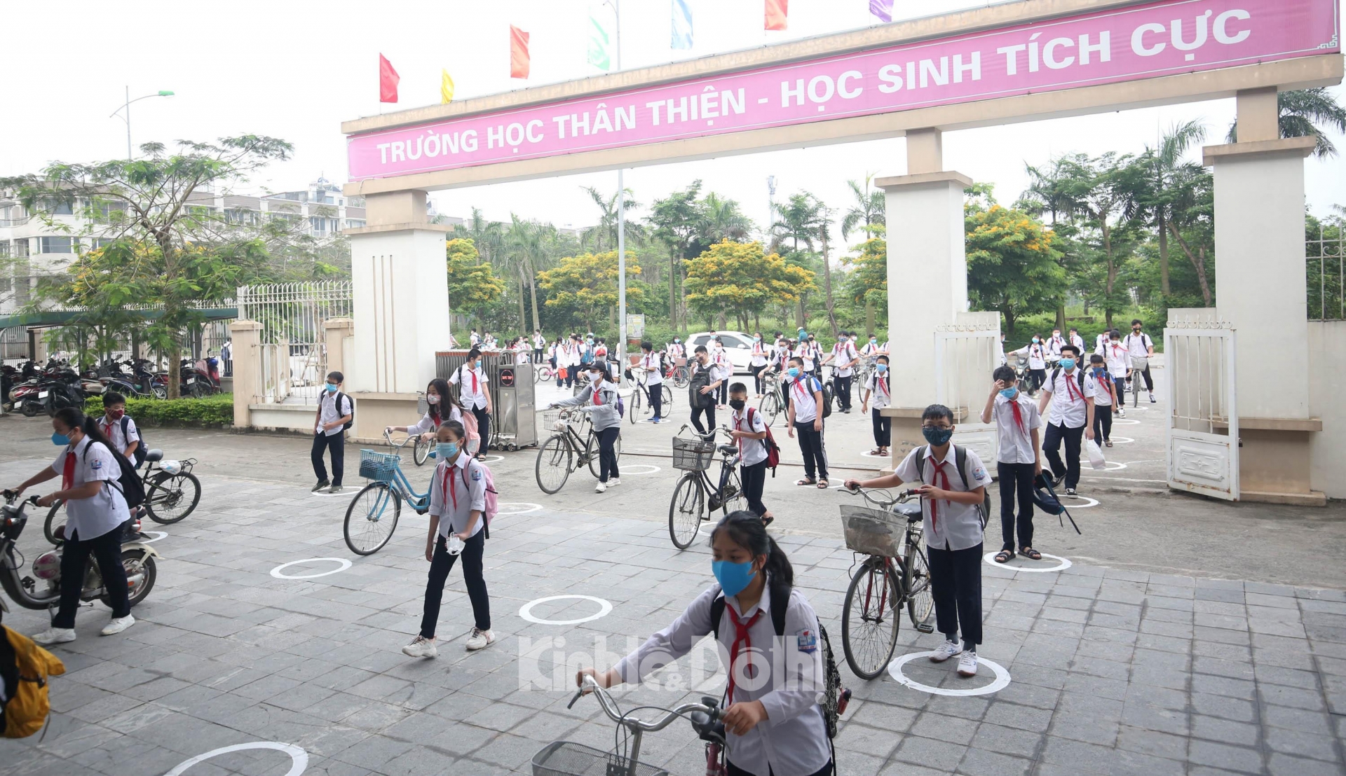first day of children in hanoi and ho chi minh city to return schools photo story