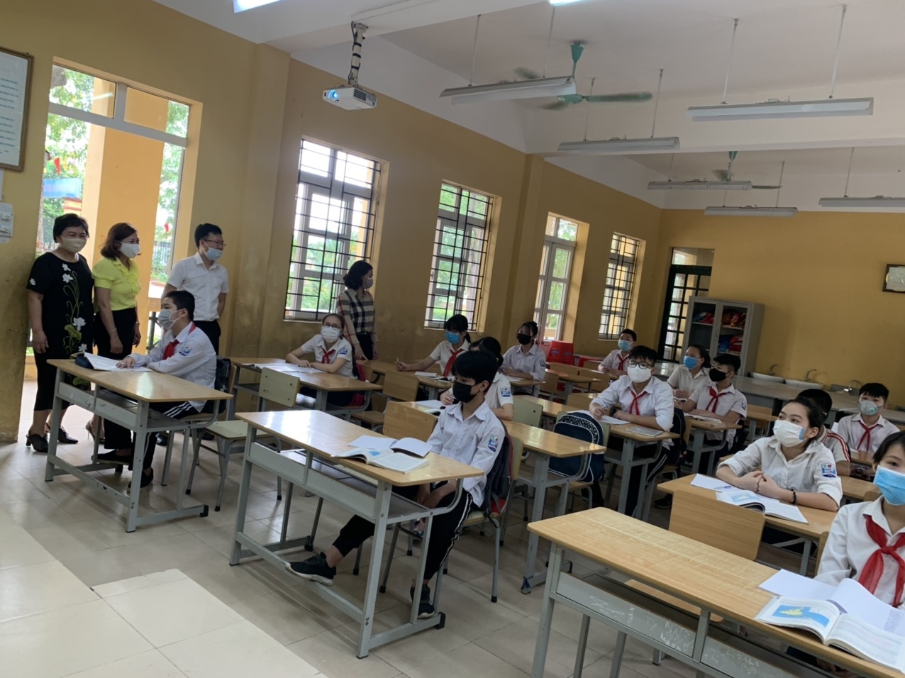 first day of children in hanoi and ho chi minh city to return schools photo story