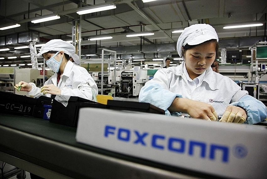 apple fills key positions in vietnam to open factory