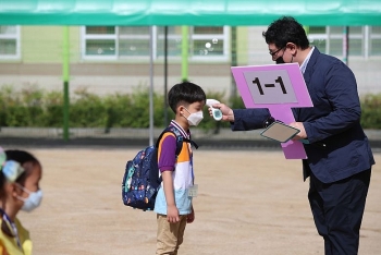 fear of covid 19 spikes south korea limits number pupils in schools
