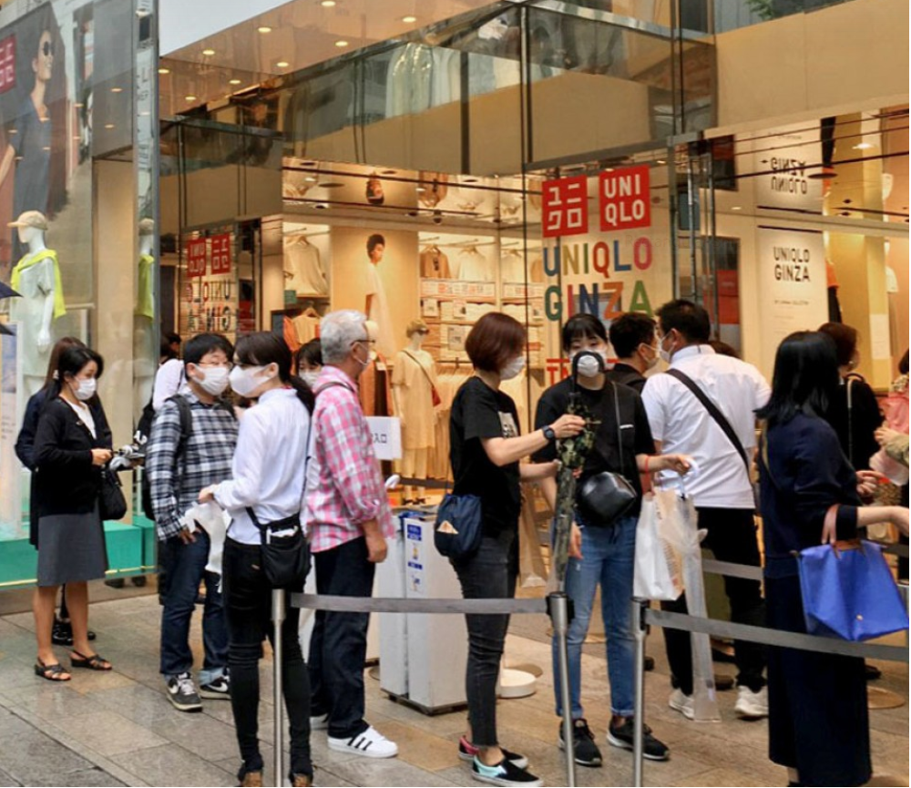 Uniqlo's washable, quick-drying masks launched in Japan, long queue formed