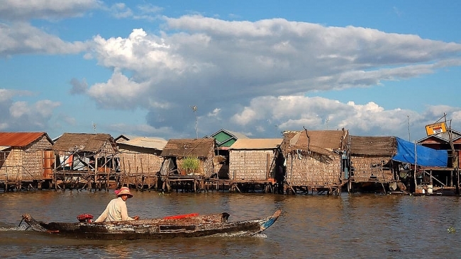 Cambodian fishermen "starve" for fish as river reversal runs late