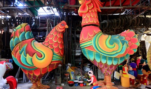 hcm city giant rooster on nguyen hue flower street to catch tourists eyes