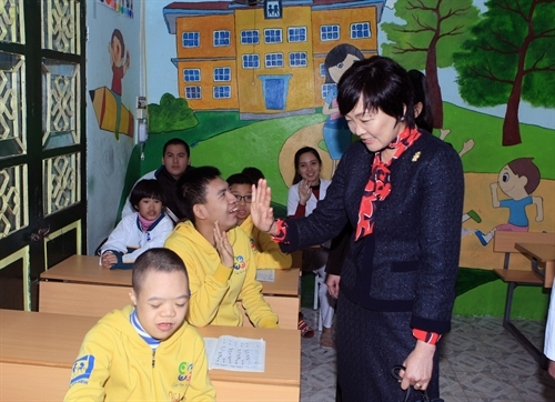 japan prime ministers spouse visits vietnamese handicapped children