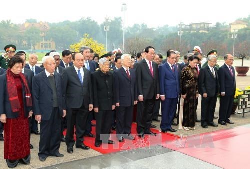 leaders pay tribute to late president ho chi minh