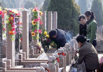Tomb-sweeping tradition observed in Vietnam