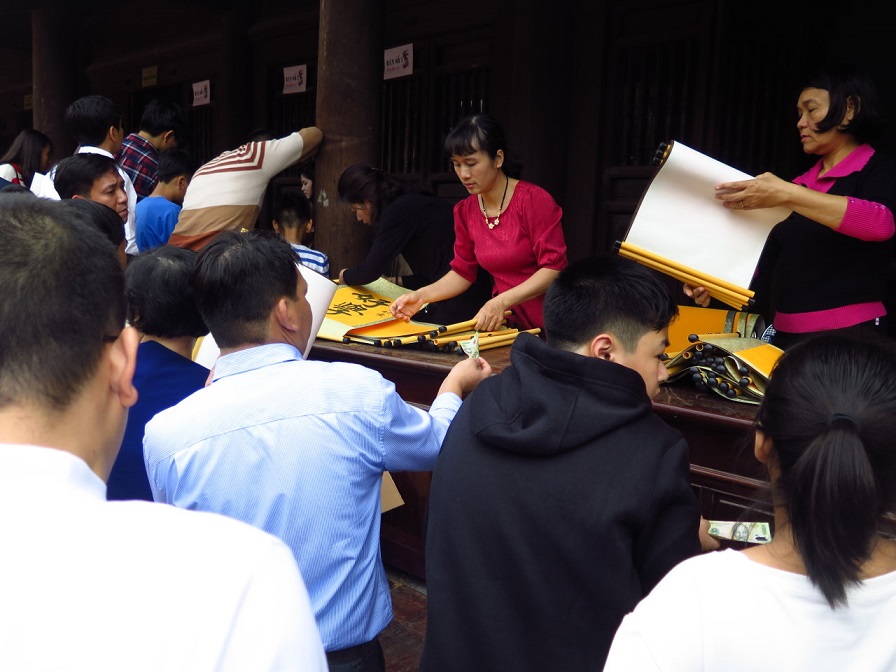 Hanoi residents seek calligraphy letters for Tet good lucks