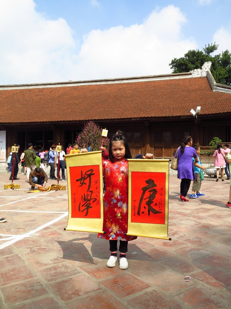 Hanoi residents seek calligraphy letters for Tet good lucks