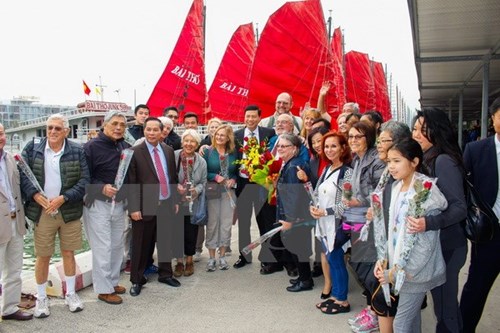 hanoi first foreign visitors of 2018 receive warm welcome