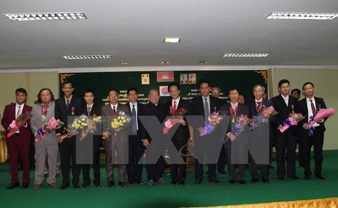 Cambodia presents friendship order to Vietnamese diplomats and pressmen
