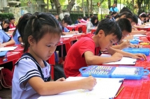 Over 100 students paint about Vietnam - Singapore friendship