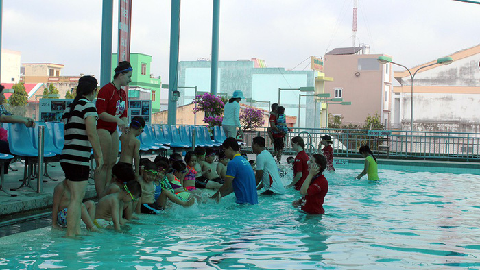 Australian coaches offer free swimming lessons for children in Vietnam’s Mekong Delta