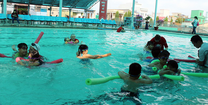 Australian coaches offer free swimming lessons for children in Vietnam’s Mekong Delta