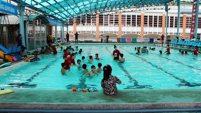 Australian coaches offer free swimming lessons for children in Vietnam’s Mekong Delta