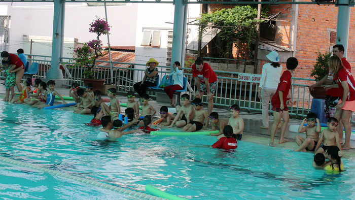 Australian coaches offer free swimming lessons for children in Vietnam’s Mekong Delta