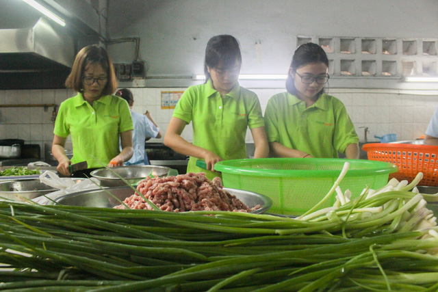 VN Red Cross sets up foodbank for the poor