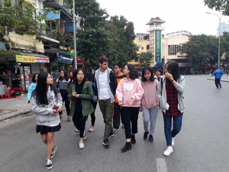 Students enjoy language learning tour in Hanoi's Old Quarters