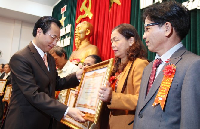 da nang city presents vietnamese heroic mother title to 180 women