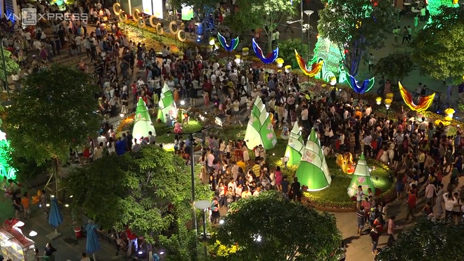 saigons tet flower street extends run as crowds keep pouring in