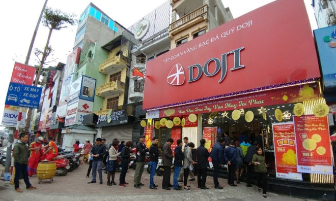 People flock to buy gold on God of Wealth Day