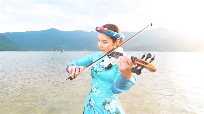 Korean violinist showcases Vietnam on video clip