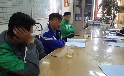 Undercover cops in Hanoi catch three cab drivers peeing in public
