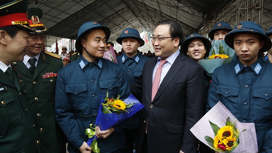 Hanoi Party Secretary Hoang Trung Hai comforts new military conscripts