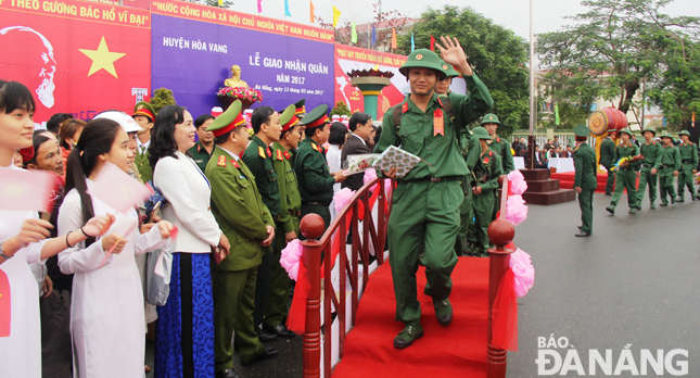 Hanoi Party Secretary Hoang Trung Hai comforts new military conscripts