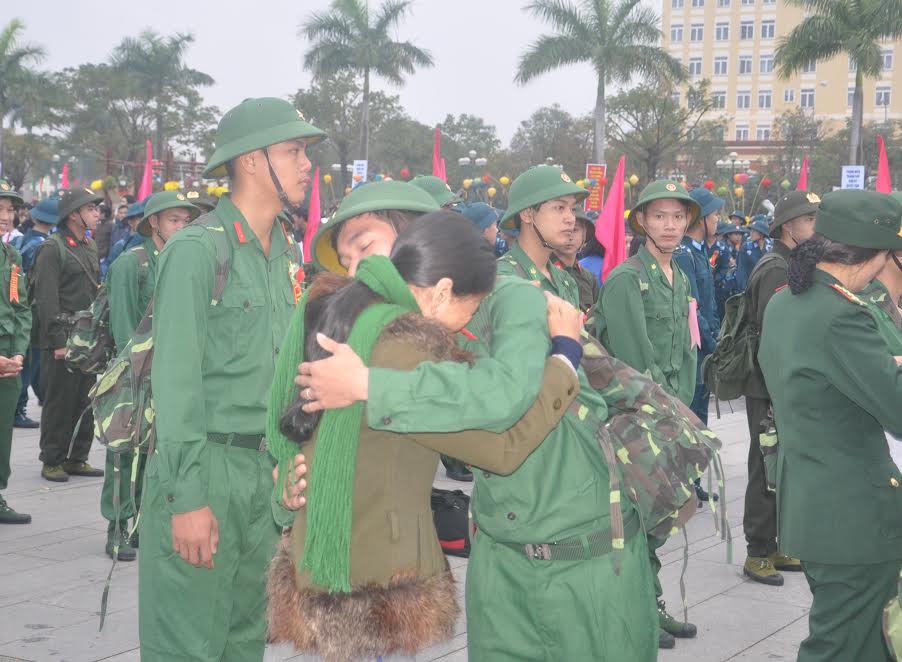 Hanoi Party Secretary Hoang Trung Hai comforts new military conscripts