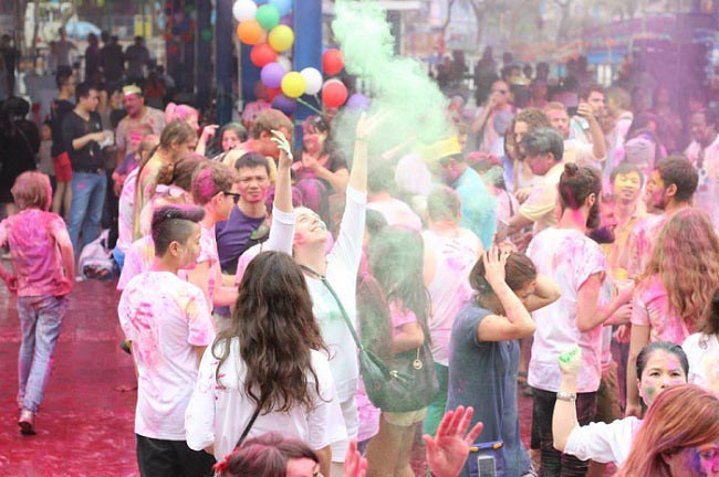 Holi festival again brings colour to Hanoi