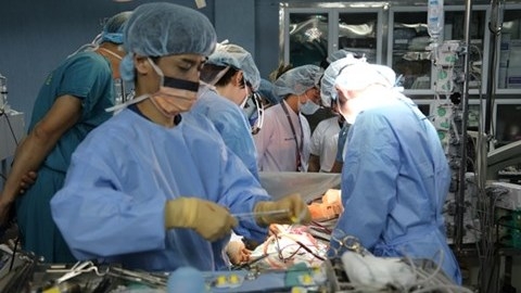 vietnam successfully conducts lung transplant from living donor for first time