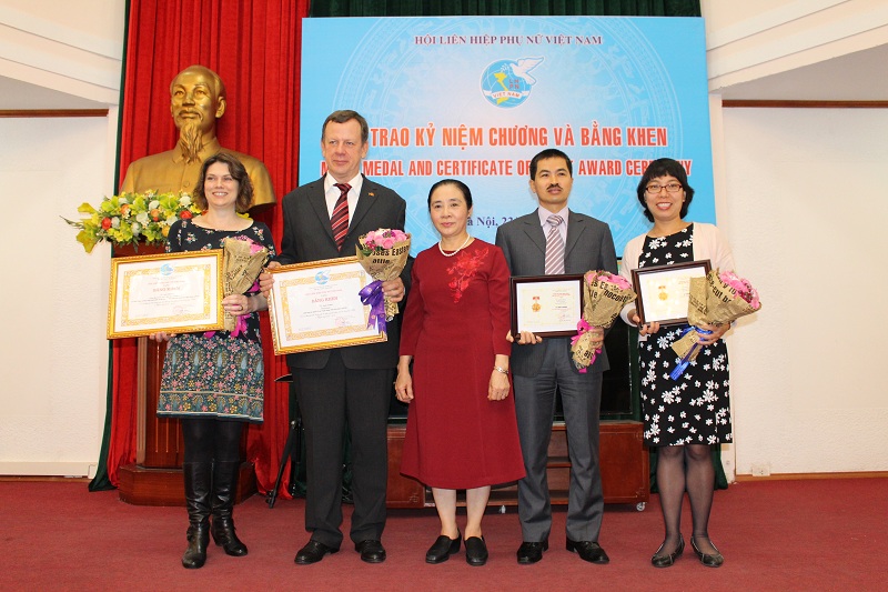 Experts honoured by VWU for help to Vietnamese women