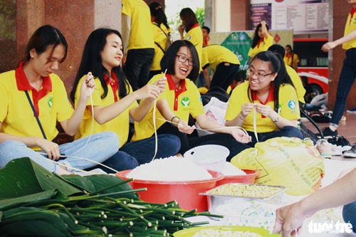 ho chi minh city students make banh chung for the disadvantaged