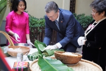 foreign diplomats learn to make chung cake for the first time