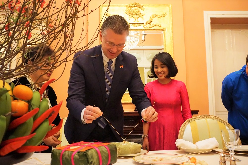 US Ambassador finds Vietnamese thousand years of knowledge in Chung cake