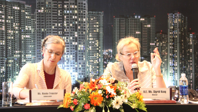 Bộ trưởng Kinh tế đối ngoại và Hợp tác phát triển Sigrid Kaag (phải) và Đại sứ Hà Lan tại Việt Nam Nienke Trooster trả lời họp báo /// Bảo Vinh