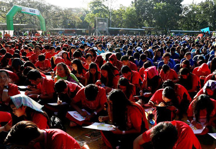 17,000 students attempt to break record in world’s largest art lesson