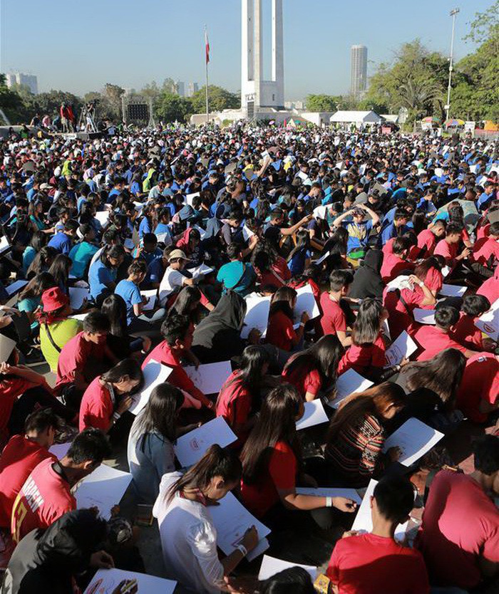 17,000 students attempt to break record in world’s largest art lesson