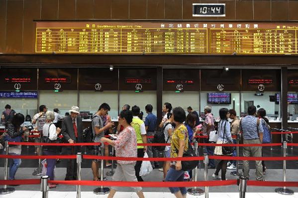 25 dead as typhoon hits China, flight chaos in Hong Kong