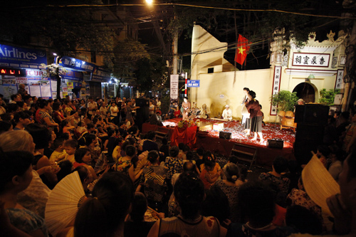 Outdoor stages attract young people in Hanoi