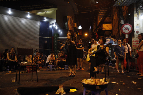 Outdoor stages attract young people in Hanoi