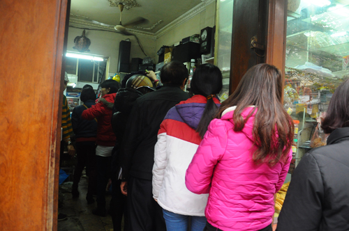 Queues form for Chung cakes in Hanoi's Old Quarter